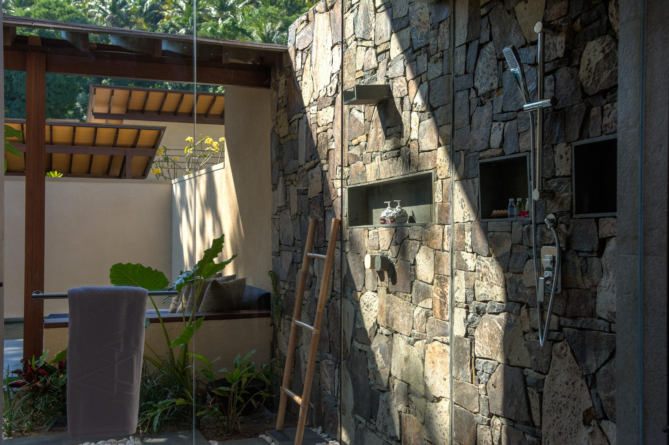 Katamaran Hotel & Resort Lombok Senggigi Dış mekan fotoğraf Outdoor shower