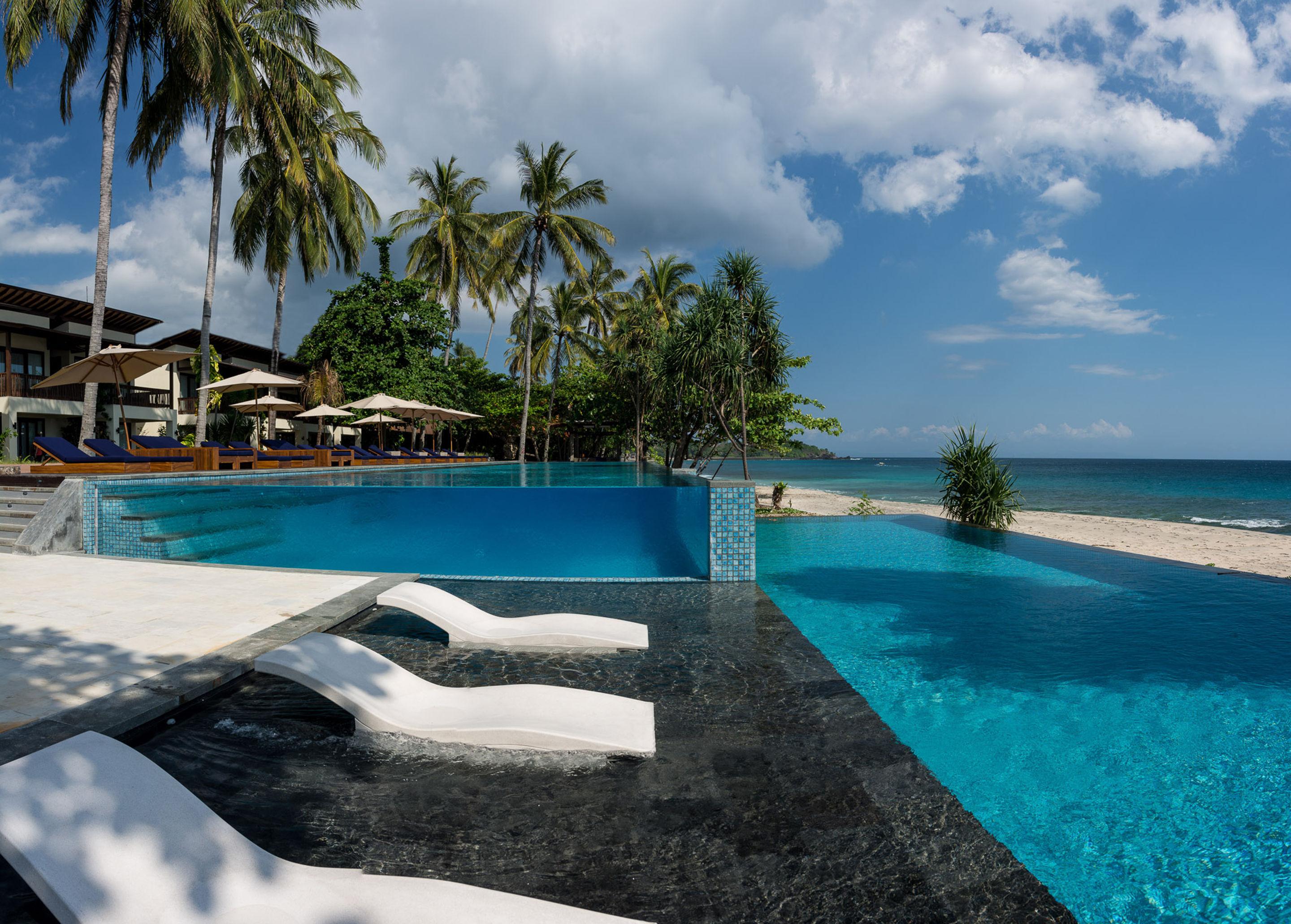 Katamaran Hotel & Resort Lombok Senggigi Dış mekan fotoğraf Infinity pool at the resort